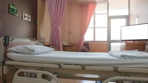 变态男躲女神床下，尺度生猛的日本电影！